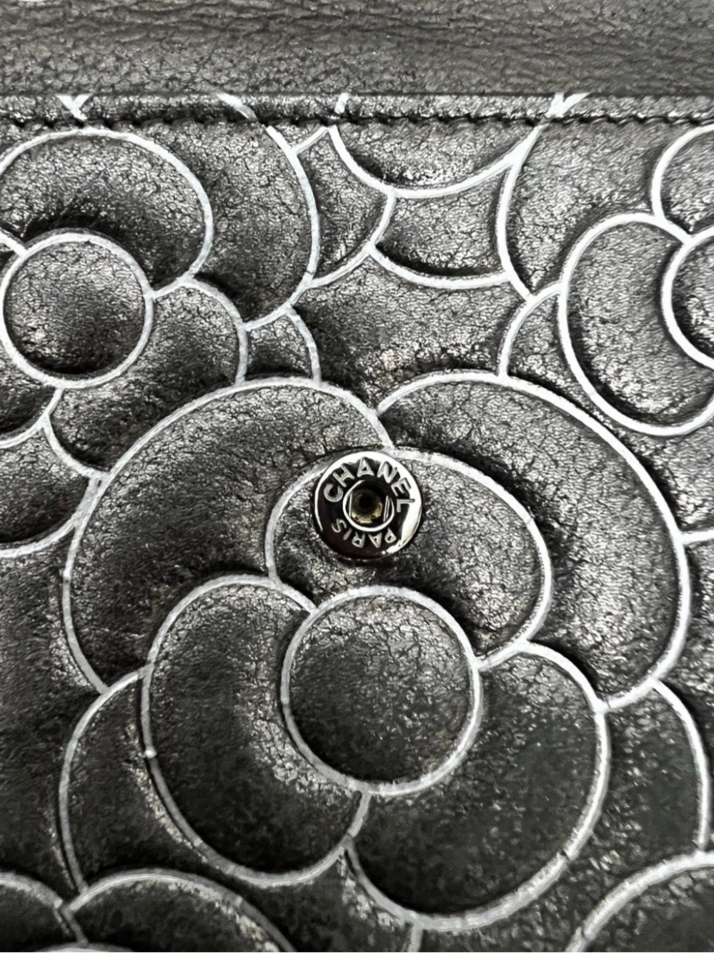 CHANEL Metallic Silver Camellia Quilted long wallet - Picture 7 of 8